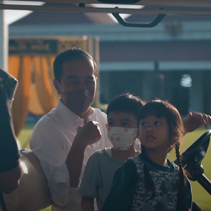 <p>Aksi kedua cucu Jokowi ini sempat viral dan menjadi perbincangan publik. Banyak yang memuji aksi Jan Ethes dan Sedah Mirah yang dinilai sopan dan ramah. (Foto: YouTube Sekretariat Presiden)</p>