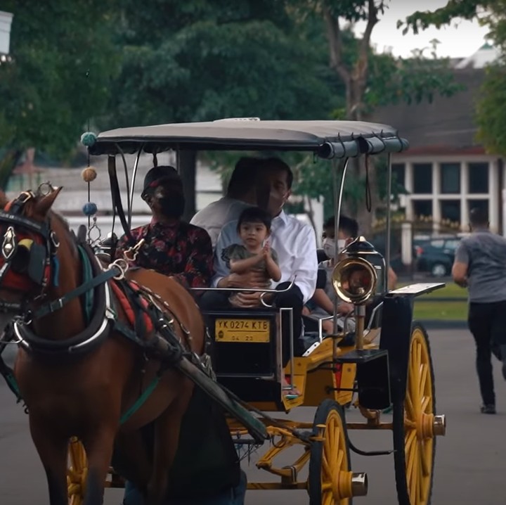 <p>Jokowi memboyong ketiga cucunya, Jan Ethes Srinarendra, Sedah Mirah Nasution, dan La Lembah Manah. Keempatnya tampak menaiki delman di halaman istana. (Foto: YouTube Sekretariat Presiden)</p>