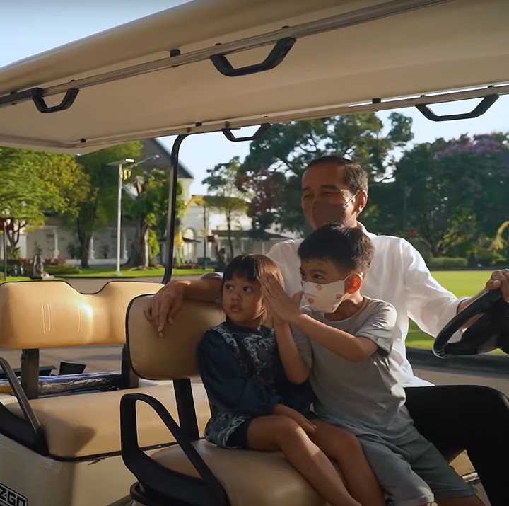 <p>Jan Ethes seperti memiliki tugas khusus nih, Bunda. Ia selalu mengucapkan 'Minal Aidzin Wal Faizin' dengan sopan kepada warga yang mendapatkan kesempatan bertemu sang kakek. (Foto: YouTube Sekretariat Presiden)</p>