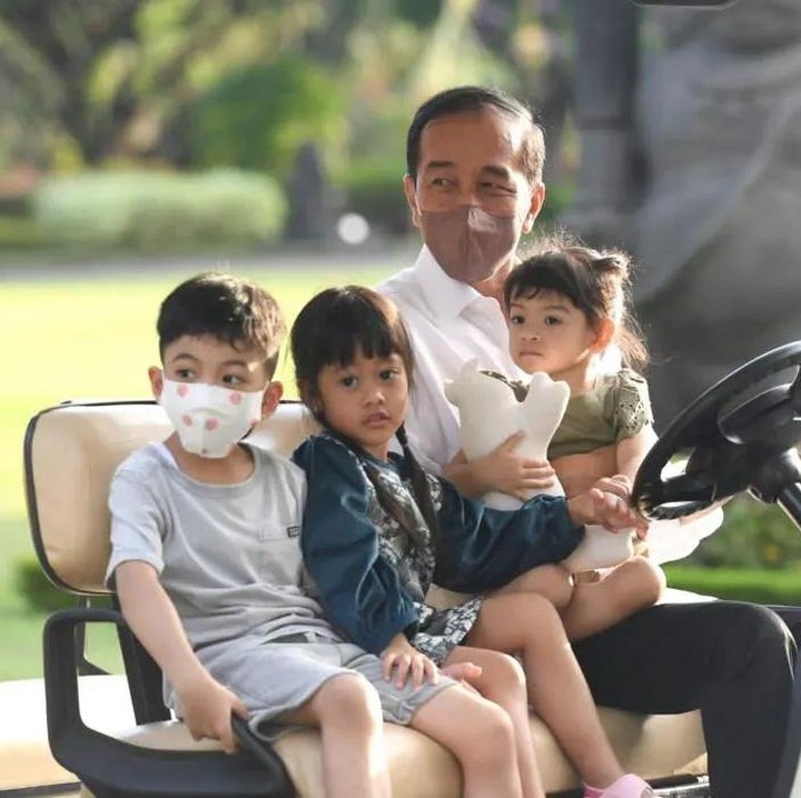 <p>Jokowi terlihat memangku cucunya La Lembah Manah yang masih kecil. Putri bungsu Gibran itu tampak anteng bersama sang kakek sambil memeluk boneka kesayangannya. (Foto: Instagram @jokowi)</p>