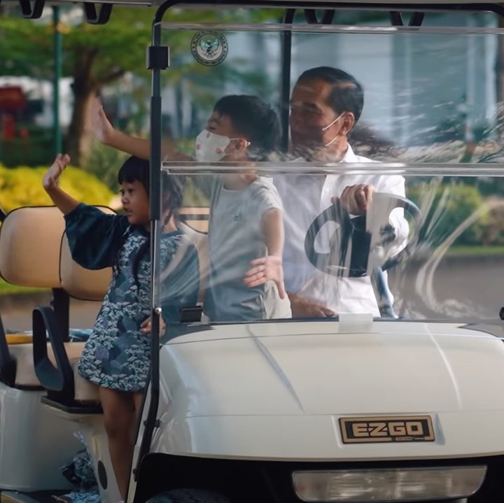 <p>Jokowi lalu mengajak kedua cucunya, Jan Ethes dan Sedah Mirah untuk menyapa warga Yogyakarta yang datang ke Istana Kepresidenan. Kehadiran dua cucu Jokowi ini menarik perhatian warga dan netizen. (Foto: YouTube Sekretariat Presiden)</p>