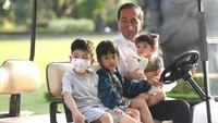 <p>Jokowi terlihat memangku cucunya La Lembah Manah yang masih kecil. Putri bungsu Gibran itu tampak anteng bersama sang kakek sambil memeluk boneka kesayangannya. (Foto: Instagram @jokowi)</p>