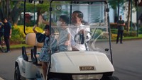 <p>Jokowi lalu mengajak kedua cucunya, Jan Ethes dan Sedah Mirah untuk menyapa warga Yogyakarta yang datang ke Istana Kepresidenan. Kehadiran dua cucu Jokowi ini menarik perhatian warga dan netizen. (Foto: YouTube Sekretariat Presiden)</p>