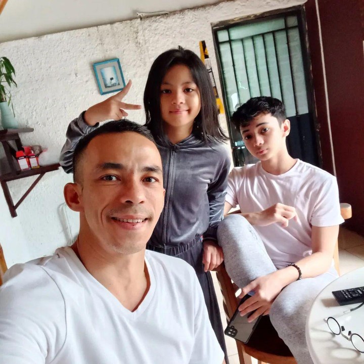 <p>Mantan suami Wulan Guritno, Attila Syach, juga membagikan momen lebaran bersama kedua anaknya. Gemas banget ya, Bunda! (Foto: Instagram: @attilatoyz)</p>