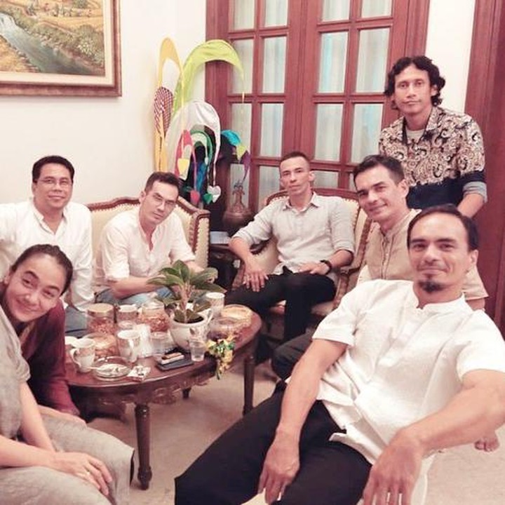 <p>Dalam keluarga Syach terdiri dari Teddy Syach, Atalarik Syach, Attar Syach, dan Attila Syach, Bunda. Mereka terlihat sangat kompak dan harmonis, lho. (Foto: Instagram: @ananda_faturrahman)</p>