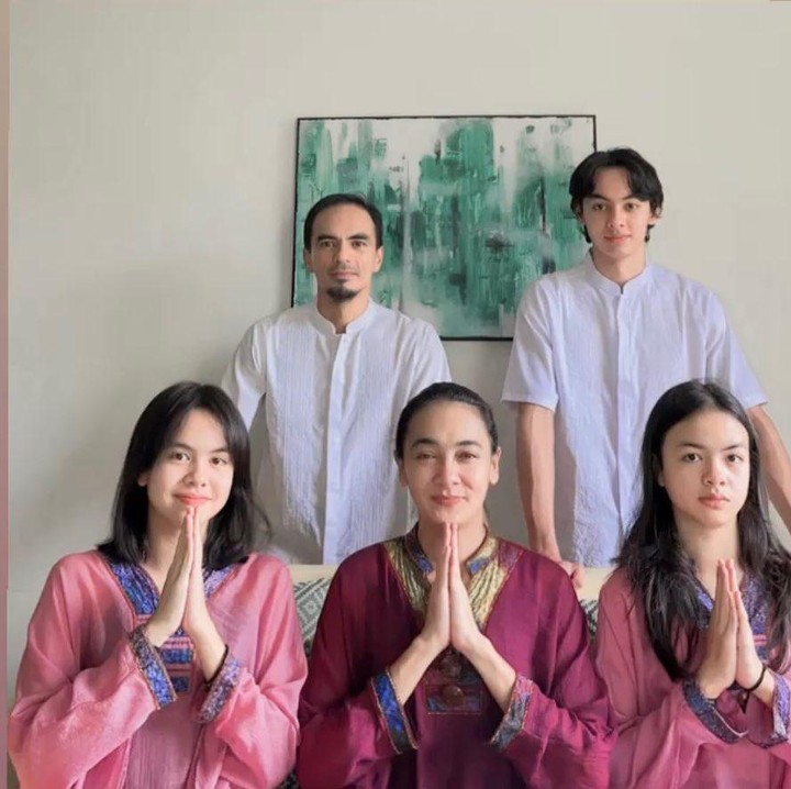 <p>Attar Syach dan istri, Ananda Faturrahman juga membagikan momen bersama ketiga anaknya, Bunda. (Foto: Instagram: @ananda_faturrahman)</p>