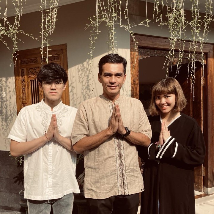 <p>Tak ketinggalan, Teddy Syach juga membagikan momen Lebaran bersama kedua anaknya. (Foto: Instagram: @syach_t)</p>