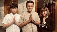 <p>Aktor Teddy Syach juga mengunggah kebersamaannya bersama kedua buah hatinya di hari Lebaran. Idul Fitri kali ini menjadi tahun kedua Teddy merayakannya tanpa kehadiran istri, mendiang Rina Gunawan. (Foto: Instagram @syach_t)</p>