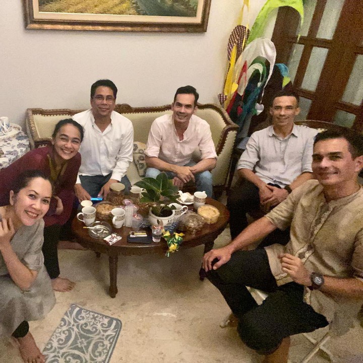 <p>Lebaran tahun ini menjadi salah satu momen yang tak terlupakan bagi keluarga artis, termasuk keluarga Syach. Pasalnya, lebaran tahun ini keluarga Syach dapat berkumpul bersama. (Foto: Instagram: @ariksyach)</p>