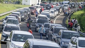 Macet Tol Jagorawi, Mobil Tujuan Puncak Dialihkan Keluar Tol Bogor