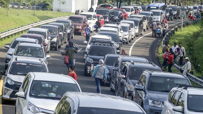 Pengguna jalan dengan tujuan puncak melalui Gerbang Tol (GT) Ciawi Ruas Tol Jagorawi, dialihkan keluar Bogor melalui GT Bogor 1 pada Km 40