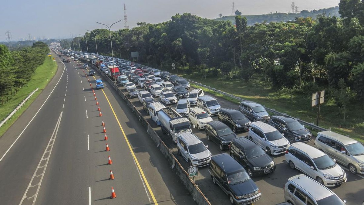 FOTO: Macet Panjang Hantui Libur Lebaran di Puncak Bogor