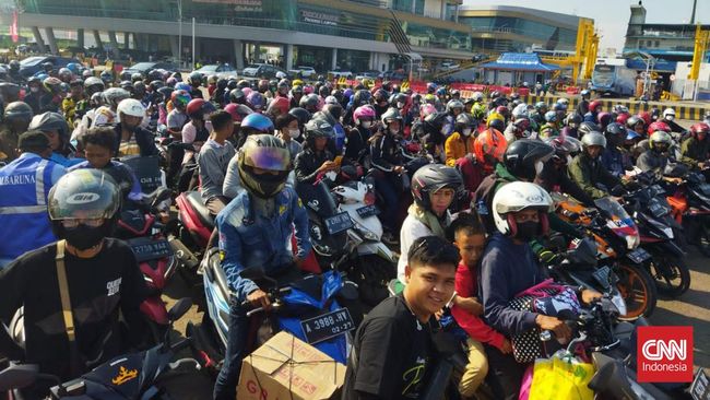 Menteri Perhubungan Budi Karya meminta masyarakat menunda kepulangan dari Sumatera ke Jawa agar tidak terjadi penumpukan di pelabuhan pada 8 Mei.