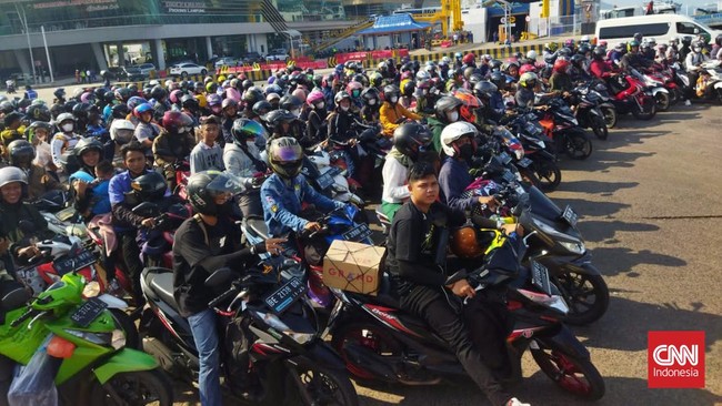 Arus balik mudik lebaran hari keempat, antrean kendaraan roda dua dan roda empat mulai memadati Pelabuhan Bakauheni, Kamis (5/5).