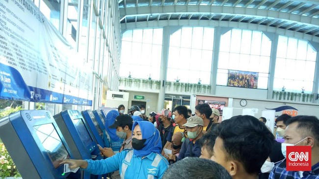 Hindari calo tiket, polisi mengimbau pemudik untuk membeli tiket melalui e-Ticket Ferizy agar aman di Pelabuhan Bakauheni.