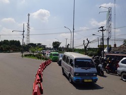 Lalin Arah Pantai Anyer Macet, Polisi Rekayasa Lalin di Simpang Pal Lima