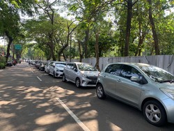 Parkiran Tebet Eco Park Jaksel Penuh, Mobil Parkir di Bahu Jalan