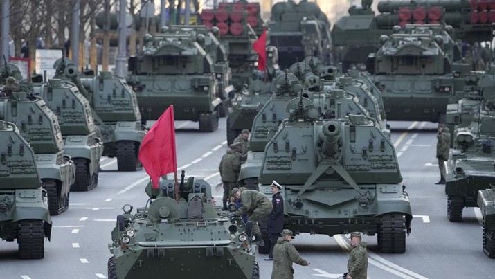 Kendaraan artileri self-propelled Rusia, tank dan kendaraan militer berkumpul di jalan Tverskaya menuju Lapangan Merah selama latihan untuk parade militer Hari Kemenangan di Moskow, Rusia, Rabu (4/5/2022). Pawai akan berlangsung di Lapangan Merah Moskow pada Mei 9 untuk merayakan 76 tahun kemenangan dalam Perang Dunia II. (AP Photo/Alexander Zemlianichenko)