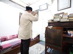Momen Istimewa Prabowo Salat dan Berdoa di Kamar Mbah Moen