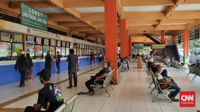 Terminal Kampung Rambutan sepi, Kamis (5/5), sehari menjelang perkiraan puncak arus balik. Sejumlah pengunjung di terminal itu bahkan ada yang baru mau mudik.
