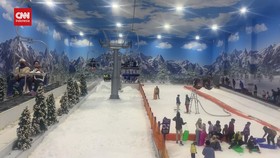 VIDEO: Merasakan Dinginnya Salju di Trans Snow World Bintaro