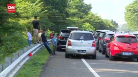 VIDEO: Tak Tahan Kejamnya Macet Jalur Puncak, Sejumlah Mobil Mogok