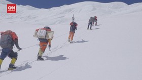 VIDEO: Peneliti Tiongkok Dirikan Stasiun Meteorologi di Puncak Everest