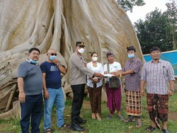 Tokoh Adat Bayan Tetap Minta Bule Bugil Gelar Mecaru-Guru Piduka