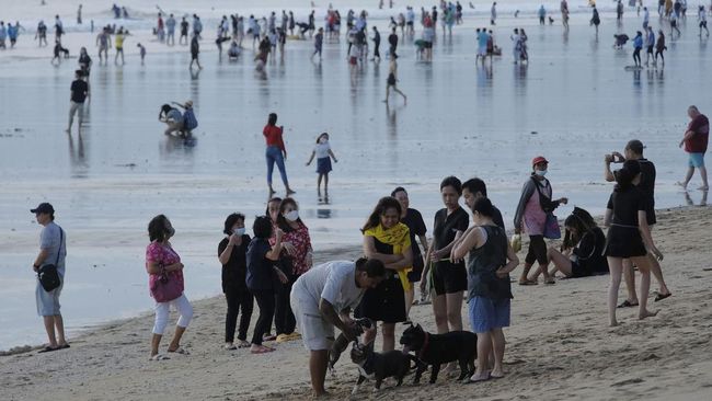 Bali belakangan menjadi sorotan karena dianggap mengalami overtourism, tapi klaim itu dibantah, karena yang terjadi adalah ketidakmerataan penyebaran wisatawan.