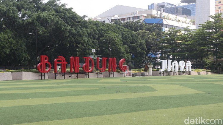 Timbulkan kerumunan hingga sampah, Alun-alun Kota Bandung ditutup sementara. Ratusan warga yang tak bisa masuk tumpah ruah di luar kawasan, Jumat, 6/5/2022.