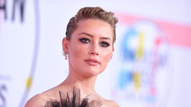 Amber Heard mengklaim bahwa Johnny Depp memotong jarinya sendiri saat mereka berada di Australia.