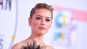 Amber Heard Klaim Johnny Depp Potong Jarinya Sendiri saat di Australia
