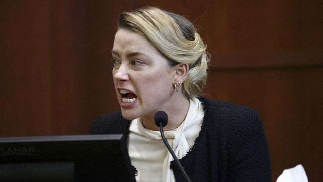 Selain memukul Johnny Depp, Amber Heard juga mengaku pernah memergoki perselingkuhan sang mantan suami.