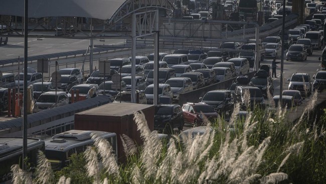 Persiapan one way pukul 14.00 WIB, polisi meminta mobil-mobil yang bergerak ke arah Cipali dari Jakarta untuk keluar di exit tol terdekat.