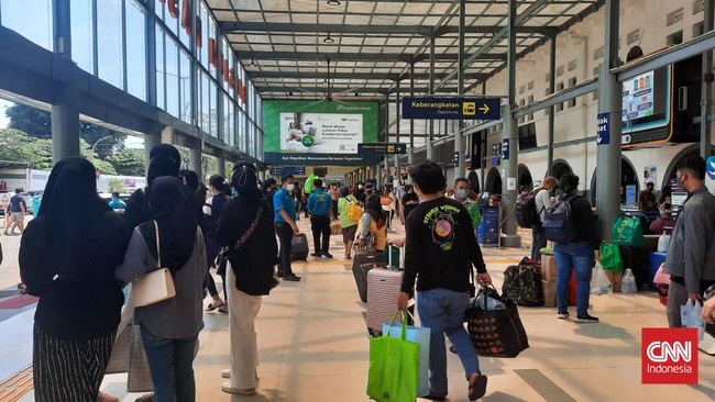 Petugas keamanan stasiun mengalihkan penumpang yang datang ke pintu utara, sehingga lalu lintas di sekitar stasiun tetap tertib.