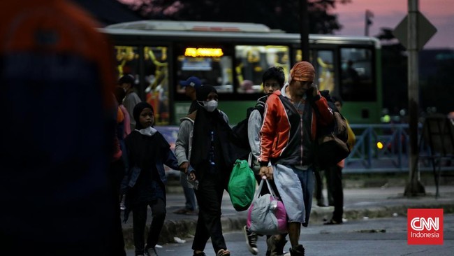 Imbas keterlambatan bus dari Jakarta yang diduga terpengaruh one way, ratusan penumpang terlantar di Terminal Induk Jati Kudus.