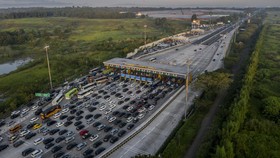 Mobil dari Bandung Dialihkan ke Jalur One Way Jakarta-Cikampek