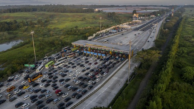 Pengalihan arus lalu lintas kendaraan dari Bandung menuju Jakarta ke jalur one way Tol Jakarta-Cikampek dilakukan untuk mengurai kepadatan di Tol Cipularang.