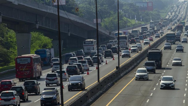 Dirlantas Polda Metro Jaya Kombes Sambodo Purnomo Yogo mengatakan ruas Tol Dalam Kota kembali dibuka lantaran terjadi kemacetan di sekitar Cawang.