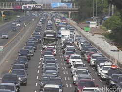 Penampakan Macet di Tol Cikampek Mengular Hingga GT Cikatama
