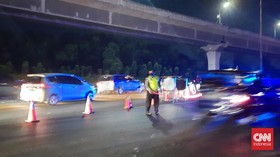 Polisi Kawal Contraflow di Km 70 Japek, Lalin dari Jakarta Padat