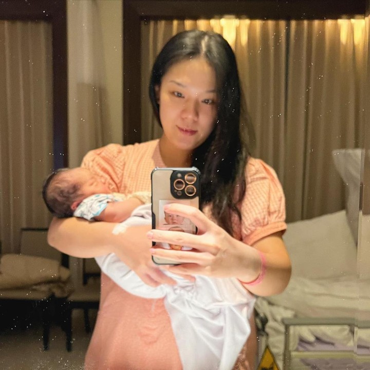 <p>Tak hanya itu, Devina juga memperlihatkan potret bahagianya menggendong anak ketiganya berjenis kelamin perempuan. (Foto: dok. Instagram @devinahermawan)</p>