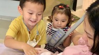 <p>Di foto lainnya, terlihat momen kedua anak Chef Devina begitu senang dan antusias menyambut sang adik. Ucapan selamat pun membanjiri kolom komentar Chef Devina. (Foto: dok. Instagram @devinahermawan)</p>