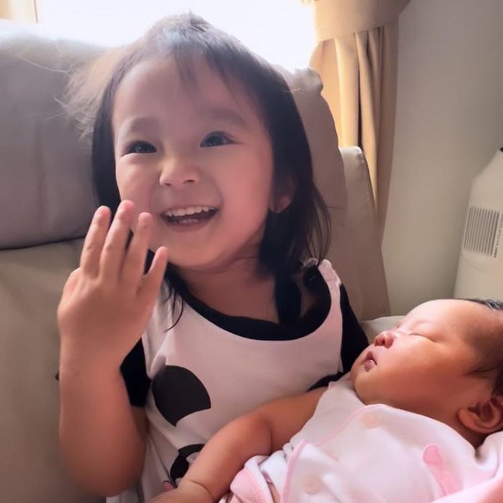 <p>Tak ketinggalan pula, sang kakak begitu bahagia menggendong adik bayinya yang baru lahir. Kita doakan semoga sehat-sehat selalu untuk keluarga Chef Devina. (Foto: dok. Instagram @devinahermawan)</p>