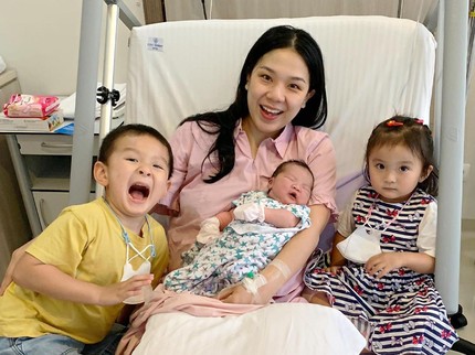 7 Potret Bahagia Chef Devina Hermawan Usai Melahirkan Anak Ketiga BB 4,2 Kg