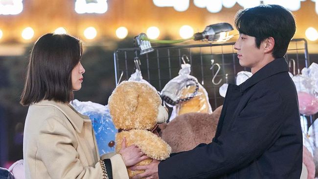 Lee Joon-gi Kencan dengan Kim Ji-eun di Cuplikan Again My Life Lee Joon-gi dan Kim Ji-eun tampak seperti berkencan dalam foto-foto bocoran episode terbaru drama Korea, Again My Life, yang dirilis pada Jumat (6/5).