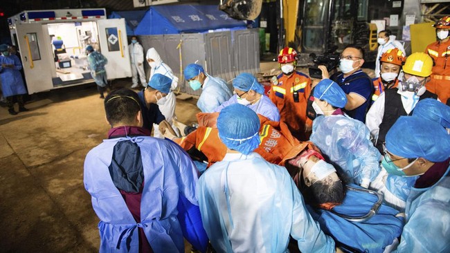 FOTO: 130 Jam Evakuasi Puluhan Korban Tewas Gedung Runtuh di China