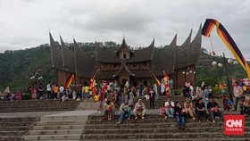 Pengunjung Istana Basa Pagaruyung Membeludak Sejak Lebaran