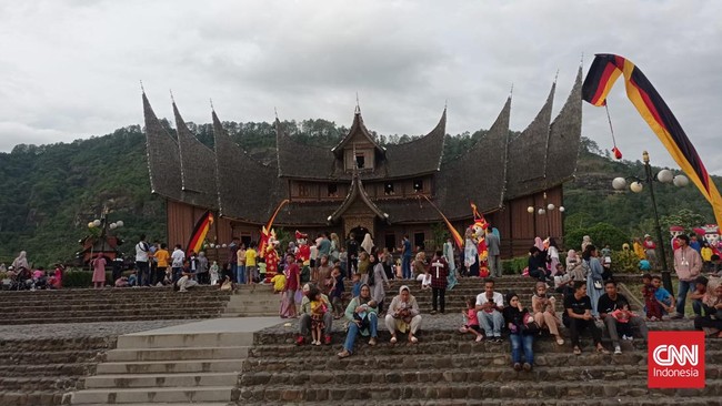 Tercatat 36 ribu orang lebih yang mengunjungi Istana Basa Pagaruyung sejak hari pertama Lebaran.