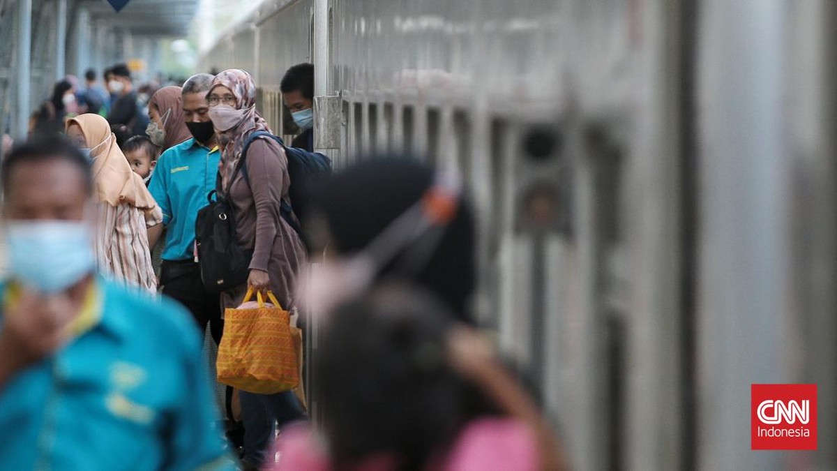 FOTO: Gelombang Arus Balik di Stasiun Pasar Senen
